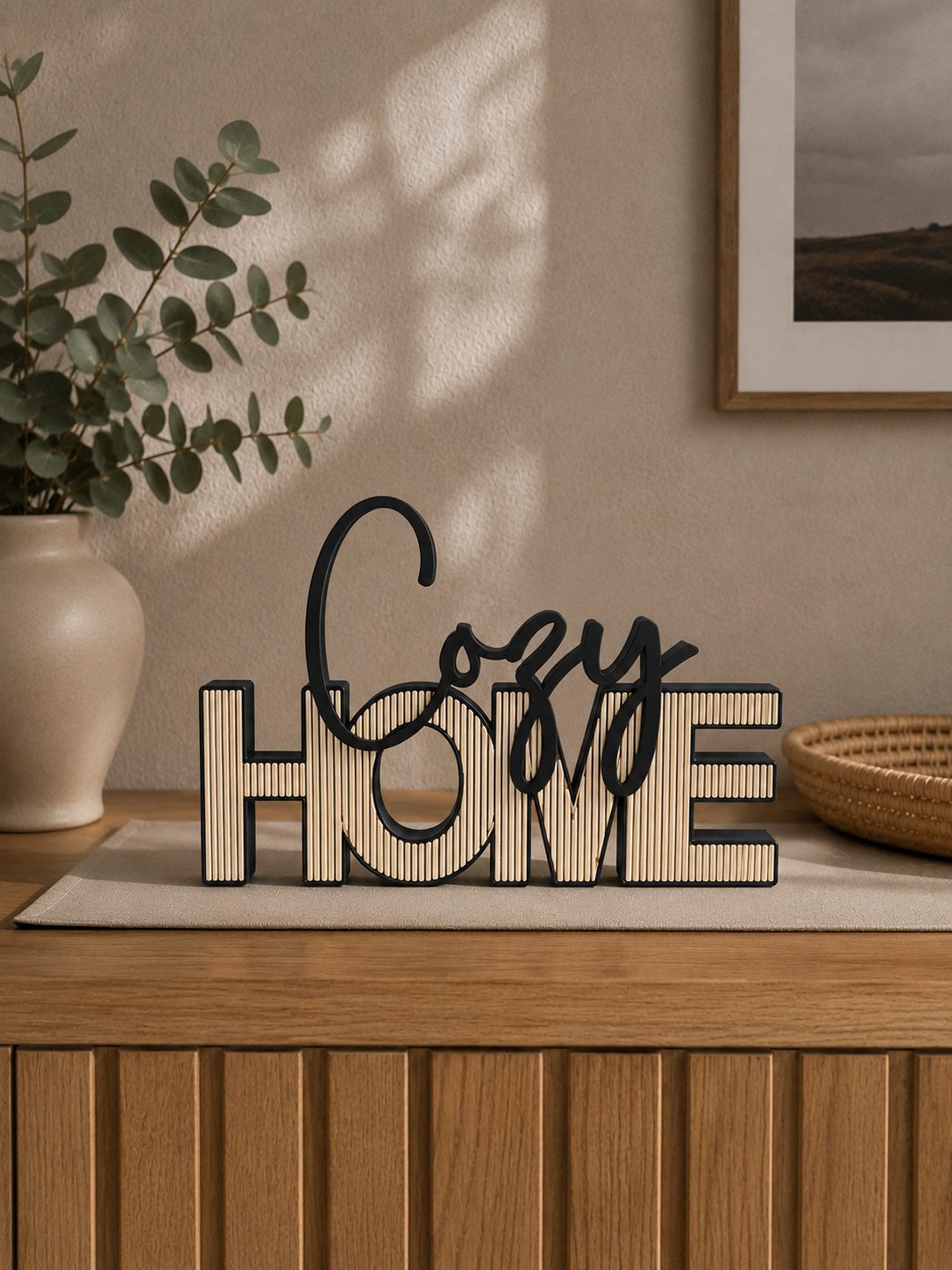 Schriftzug „Cozy Home“ mit Paneel Optik – moderne Wohndeko