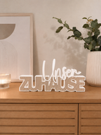 Schriftzug „Unser Zuhause“ mit Paneel Optik – moderne Wohndeko
