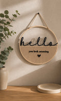 Loop „Hello You Look Amazing“ – moderne Türdeko & Wanddeko