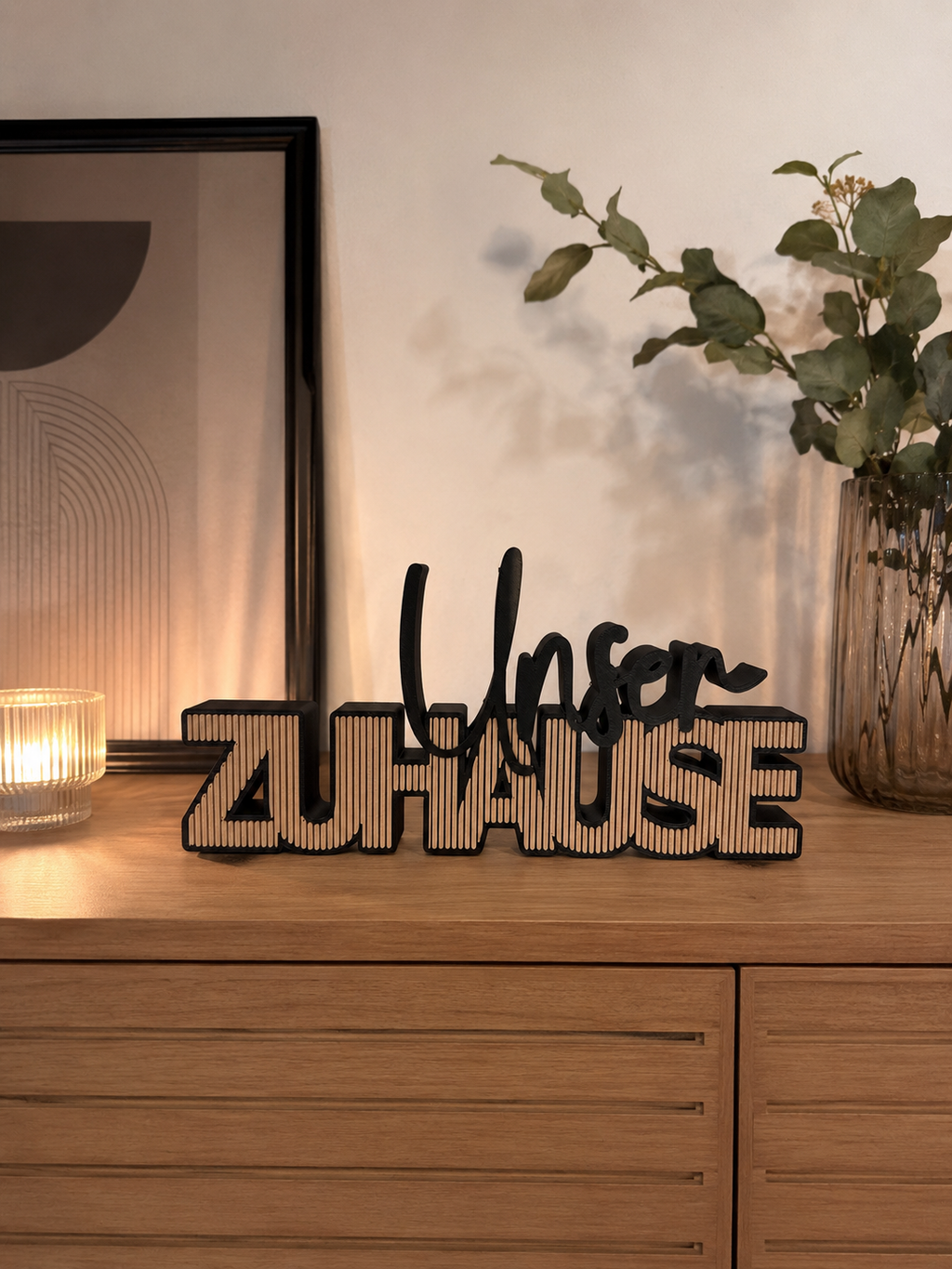 Schriftzug „Unser Zuhause“ mit Paneel Optik – moderne Wohndeko