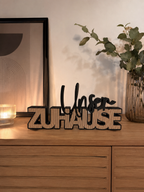 Schriftzug „Unser Zuhause“ mit Paneel Optik – moderne Wohndeko