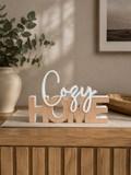 Schriftzug „Cozy Home“ mit Paneel Optik – moderne Wohndeko